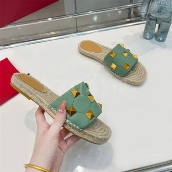 Боядисана дамски обувки на равна подметка Плажни чехли Удобни Сандали с отворени пръсти и нитове Летни обувки от естествена кожа в Ярки цветове Празнични пързалки