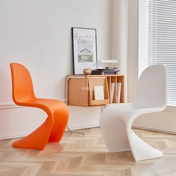 Пластмасови дизайнерски трапезни столове Компактен ергономичен стол за грим в апартамента, бяла модерно обзавеждане за интериора на купето