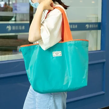 Голяма чанта за пазаруване в супермаркета, чанта за зеленчуци и плодове в съвсем малък, Модерна чанта за защита на околната среда, чанта за продукти над рамото му.