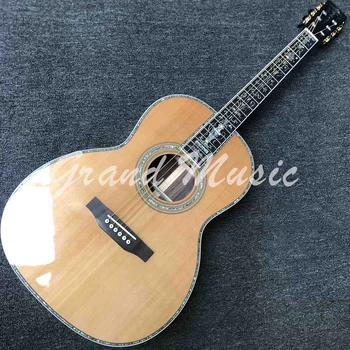 Изработена по поръчка 39-инчов акустична китара с горна част от едно кедър под формата на морския охлюв